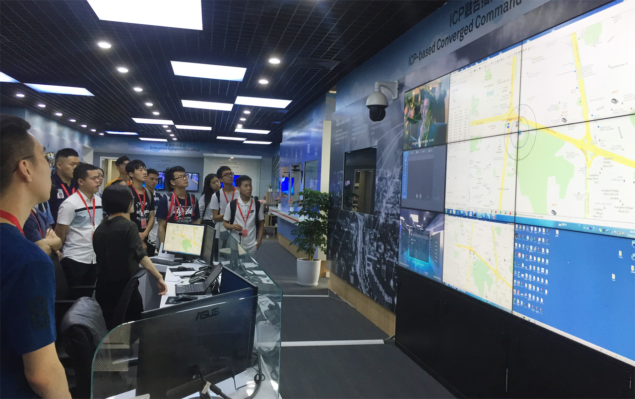 同学们在华为研究所了解ICP在交通、侦查中的最新应用